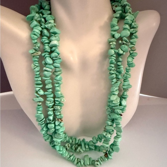 Estate Green Colored Howlite Triple Strand Gemstone Necklace Barely Worn - Picture 2 of 5